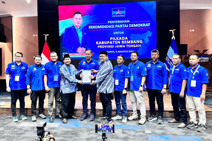 SERAHKAN REKOM: Ketua Umum Demokrat AHY kamis malam (8/8) serahkan rekom kepada Harno dan Mochamad Hanies Cholil Barro&rsquo; (Harmonis)&nbsp; dalam pilkada Rembang.