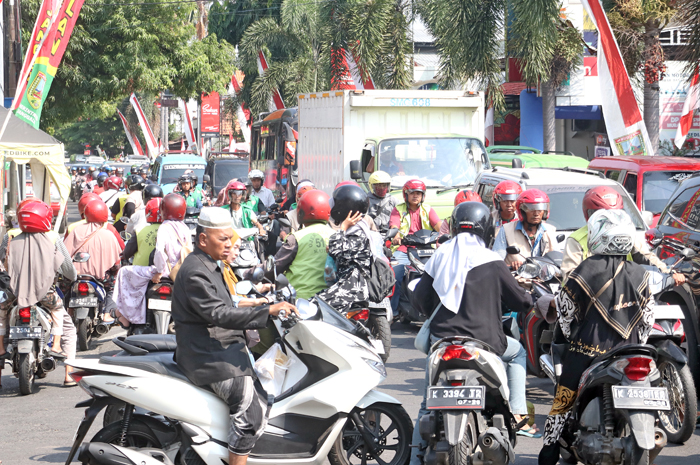 BAKAL TAMBAH PETUGAS: Jalan Sunan Kudus pada waktu liburan kerap macet dan semrawut. Pemerintah akan menambah petugas untuk menangani kemacetan.