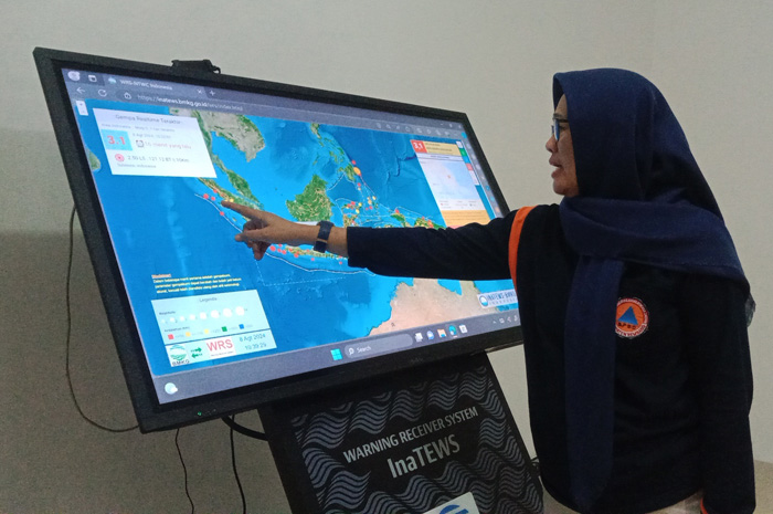 MULAI BEROPERASI: Kepala BPBD Rembang Sri Jarwati mengoperasikan alat pemantau gempa bumi dibruang Pusdalops kemarin.