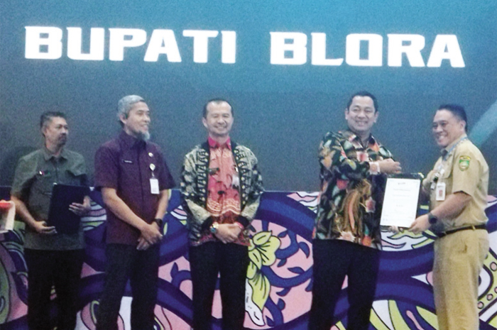 APRESIASI: Sekretaris Daerah Kabupaten Blora, Komang Gede Irawadi saat menerima penghargaan dari Kepala Lembaga Kebijakan Pengadaan Barang/Jasa Pemerintah (LKPP) Hendrar Prihadi.