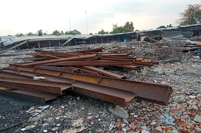 HANGUS TERBAKAR: Kondisi puing-puing Pasar Ngawen pasca kebakaran mulai diambil pemenang lelang.