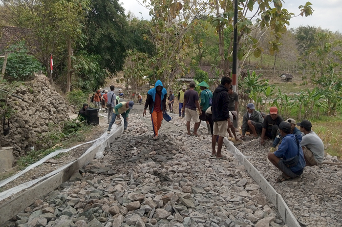 COR JALAN: Warga Desa Plantungan gotong royong mengecor jalan desa dari hasil mengelola minyak secara mandiri.
