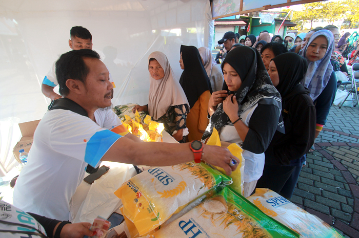 MERIAH: Warga mengantre untuk membeli beras murah dalam bazar pangan murah di halaman SCJ kemarin.