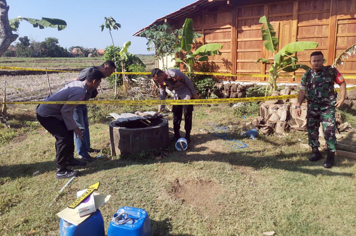 OLAH TKP: Anggota Polsek Gabus melakukan olah TKP di sumur rumah korban di Desa Bendoharjo, Kecamatan Gabus kemarin.