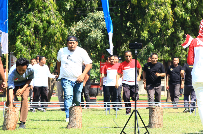 ADU KETANGKASAN: Pegawai di lingkup Kantor Bupati Rembang mengikuti lomba adu ketangkasan dalam rangka menyemarakkan HUT Kemerdekaan RI kemarin.