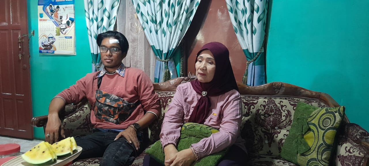 KLARIFIKASI: Ibu yang viral duduk bersama anaknya yang menjadi korban penyiraman sound horeg di Desa Waturoyo, Kemacatan Margoyoso, Kabupaten Pati, Jawa Tengah pada Senin (12/8/2024)