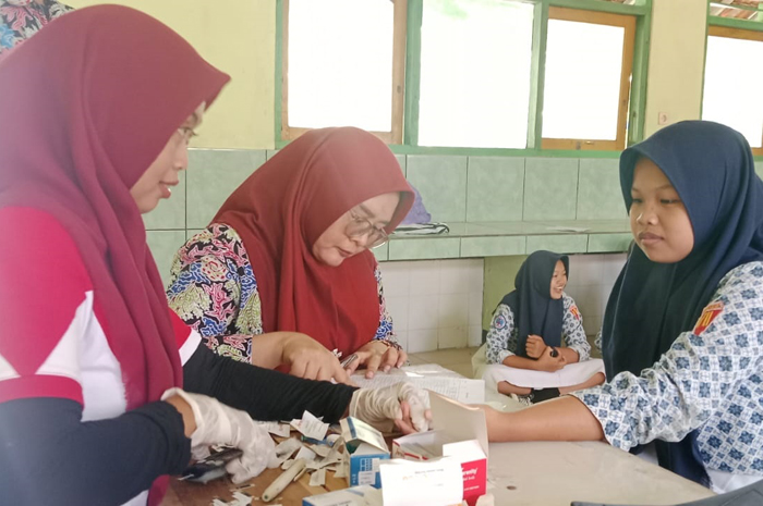 SKRINING: Petugas kesehatan dari puksesmas dan Dinkes Grobogan saat melakukan skrining deteksi dini faktor risiko Penyakit Tidak Menular (PTM) ke sekolah-sekolah.