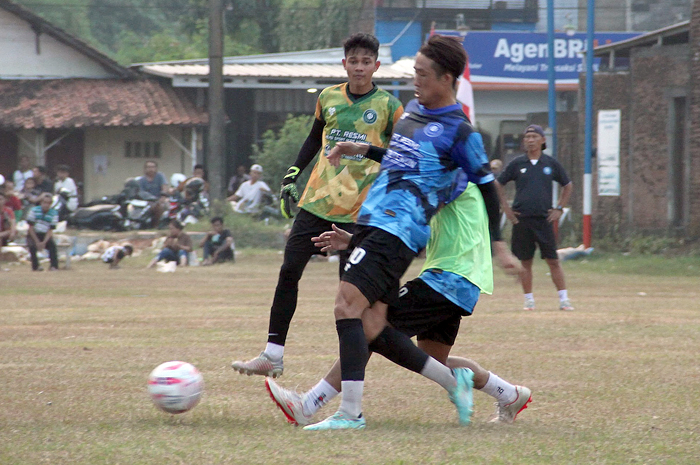 DIPERTAJAM: Latihan rutin pemain Persiku Kudus di lapangan Mijen, Kaliwungu.