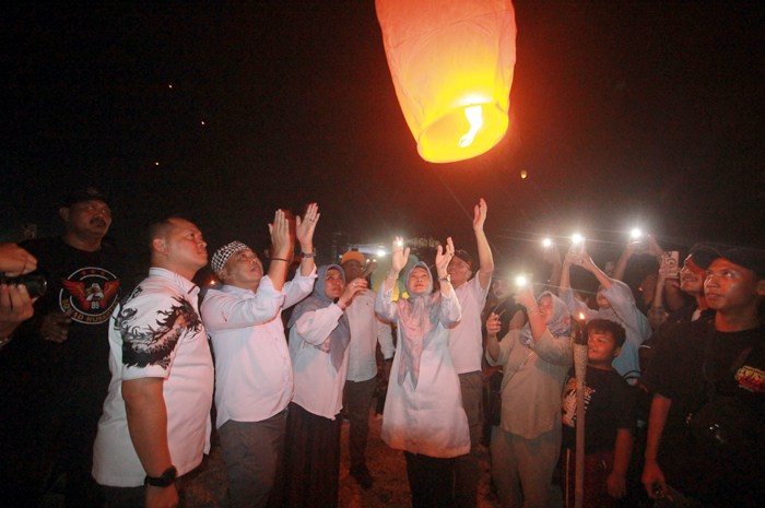 MENYALA: Pj Bupati Jepara Edy Supriyanta bersama jajaran Forkopimda menerbangkan lampion dalam festival budaya lokal di Pantai Bandengan.