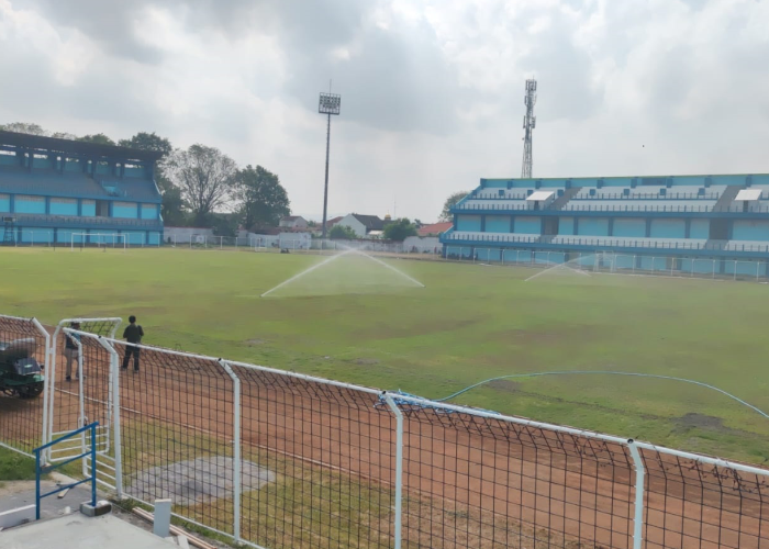 LEBIH LAYAK: Proses penyiraman rumput lapangan Stadion Wergu Wetan Kudus setelah diperbaiki agar lolos verifikasi.