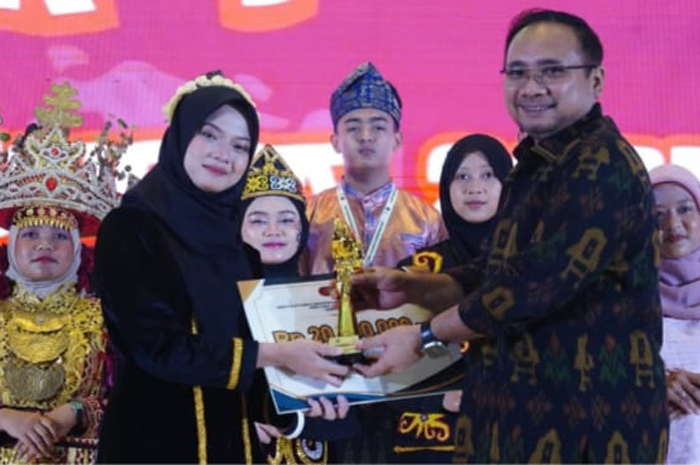 Syatta saat menerima trophy, piagam dan uang pembinaan dari Menag RI.