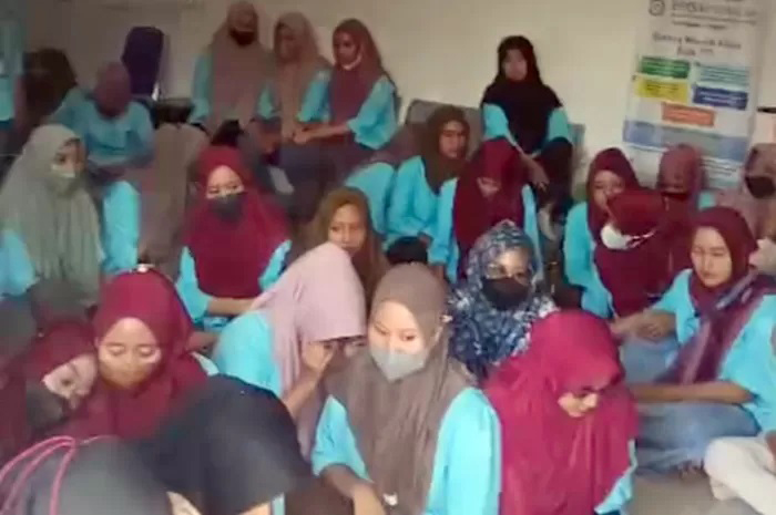 LEMAS: Sejumlah karyawan pabrik garmen mengalami muntah-muntah pasca menyantap makan siang di kantin pabrik setempat beberapa waktu lalu.