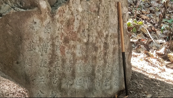 Tulisan-tulisan aksara tionghoa yang berada pada prasasti pertama di Desa Warugunung, Pancur.