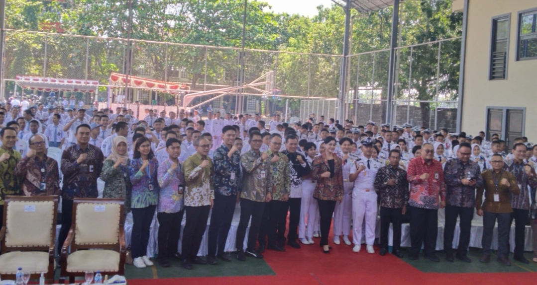 OPTIMIS: Foto bersama Anggota DPR RI Komisi XI Musthofa bersama dengan OJK dan siswa SMK Wisuda Karya.