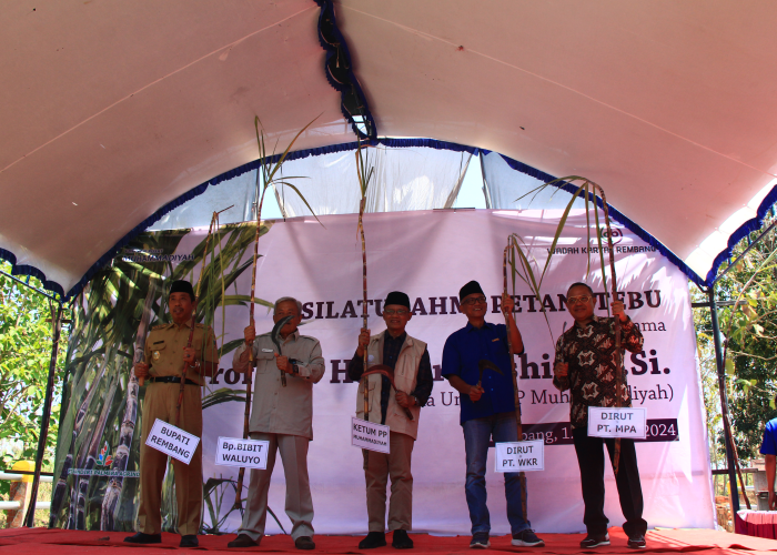 KOMITMEN BERSAMA: Bupati Rembang Abdul Hafidz (dari kiri), Bibit Waluyo Mantan Gubernur Jawa Tengah, Ketua Umum PP Muhammadiyah Haedar Nashir, Direktur Utama PT. Mandiri Palmera Agrindo, Direktur Utam