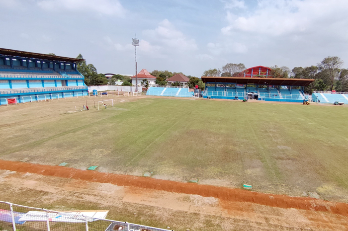 DIKEBUT: Fasilitas bench pemain diturunkan di Stadion Wergu Wetan jelang Liga 2 Nasional.