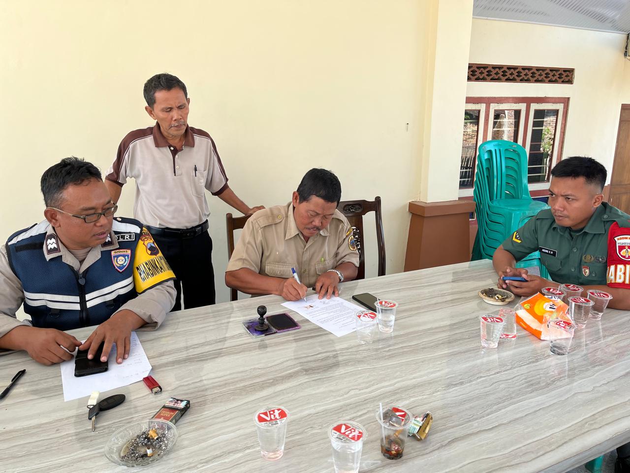 DITAKEN: Forkopimcam Margoyoso menandatangani perjanjian larangan sound horeg di Balai Desa Waturoyo, Margoyoso belum lama ini.  &nbsp;