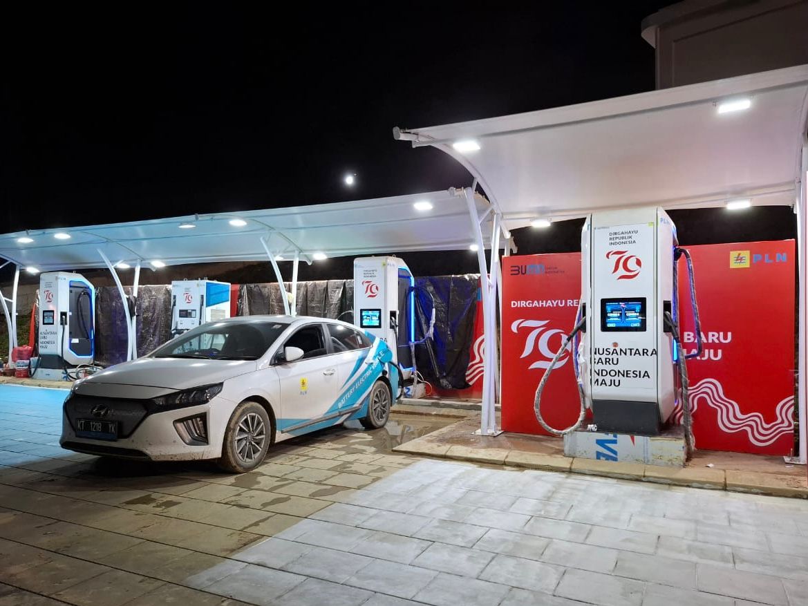 Stasiun Pengisian Kendaraan Listrik Umum (SPKLU) PLN yang berlokasi di Kementerian Sekretariat Negara (Kemensetneg) IKN siap untuk melayani pengisian daya kendaraan listrik selama perayaan HUT RI ke 7