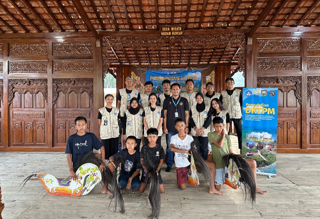 LESTARI: Foto bersama setelah pelatihan tari di Joglo Wisata Ngidam Muncar di Desa Muncar, Kecamatan Susukan, Kabupaten Semarang (13/8).