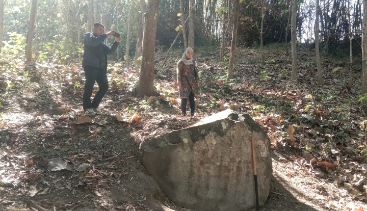 Tim Dinbudpar Rembang mendatangi lokasi temuan prasasti tionghoa di Desa Warugunung, Pancur kemarin (13/8).