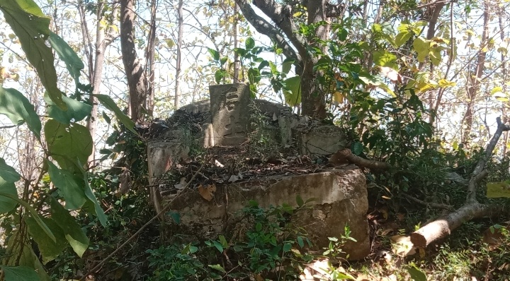Altar Dewa Bumi yang berada di sekitar lokasi temuan prasasti di Desa Warugunung, Pancur.