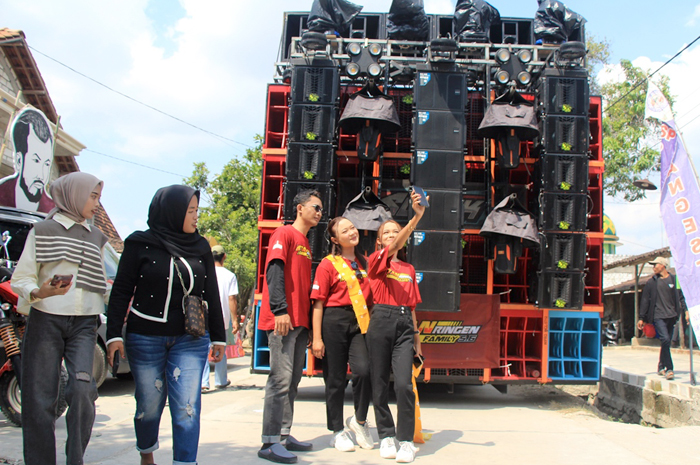 DILARANG: Pemuda Desa Kuangsan, Kaliori, Rembang, berfoto dengan sound horeg Brewog dari Jawa Timur saat karnaval sedekah bumi baru-baru ini.