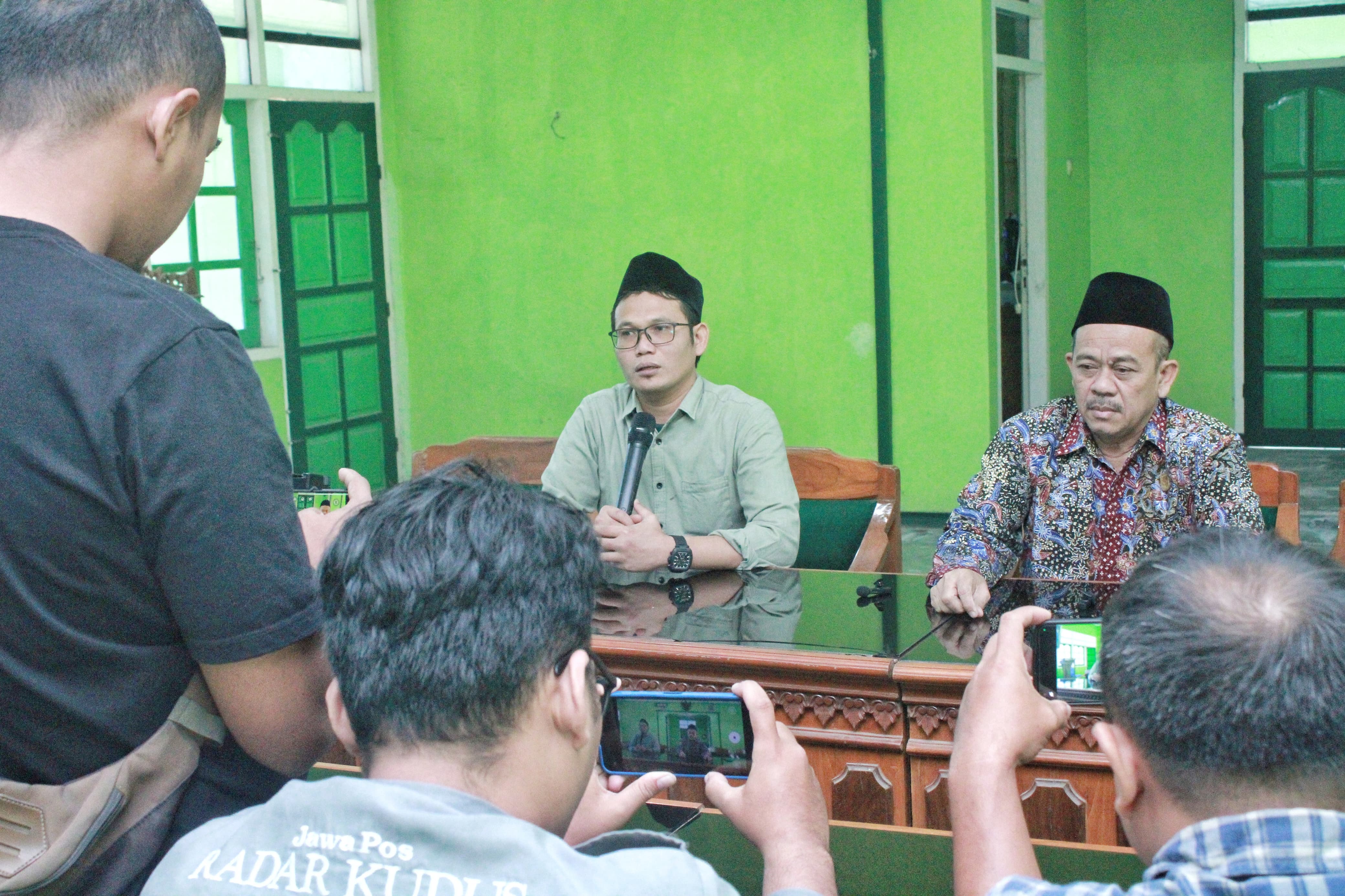 Ketua DPRD Rembang Supadi (kanan) didampingi Ketua DPC PPP Zaimul Umam (kiri) memberikan pernyataan saat konfrensi pers di Kantor DPC PPP hari Kamis, 15 Agustus 2024.
