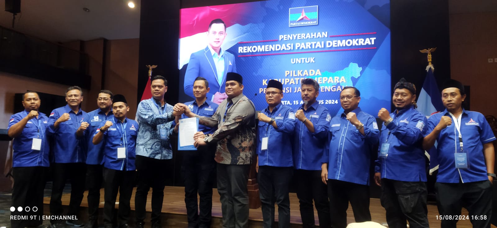 MERAPAT: Ketua Umum Partai Demokrat Agus Harimurti Yudhoyono menyerahkan rekomendasi kepada Bacabup-Bacawabup Jepara Wiwit-Hajar.