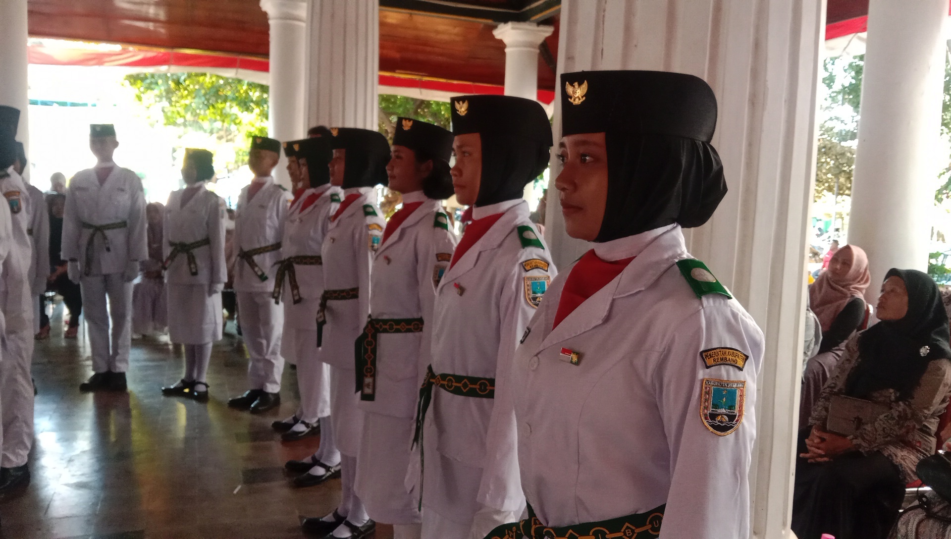 Paskibraka Rembang mengikuti prosesi pengukuhan di Pendapa Museum RA Kartini pada Kamis, 15 Agustus 2024.