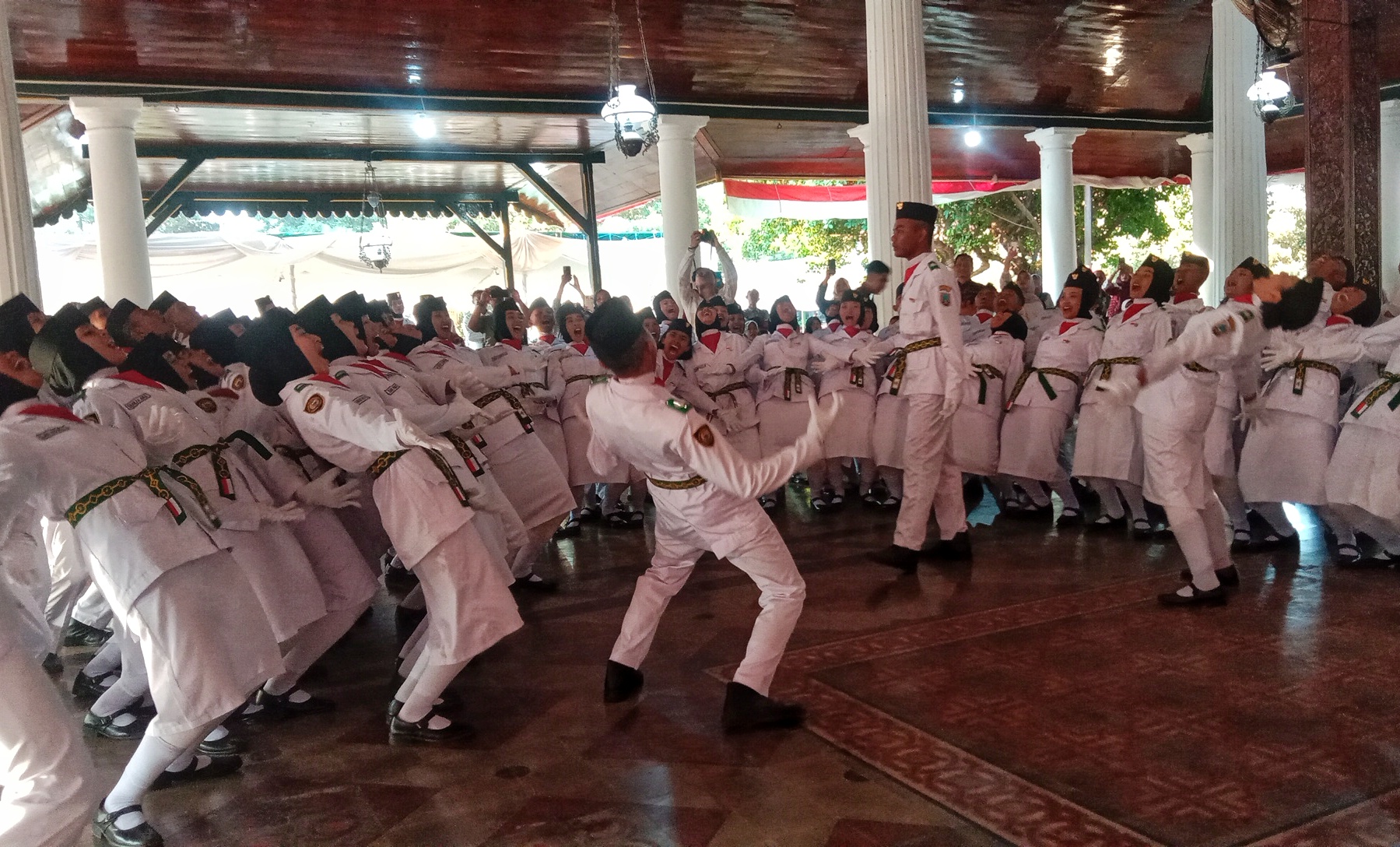 Paskibraka Kabupaten Rembang beryel-yel setelah selesai proseai pengukuhan di Pendapa Museum RA Kartini, Rembang Kamis, 15 Agustus 2024.
