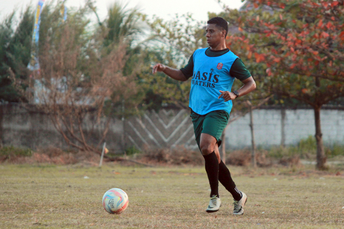 TANTANGAN BARU: Elias Fernandes, pemain asing baru Persijap Jepara mengikuti latihan di lapangan Pantai Bandengan.