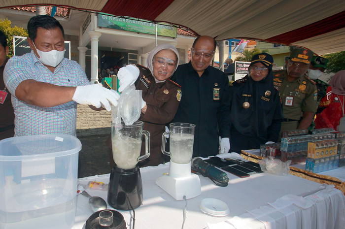 ATENSI: Kepala Kejaksaan Negeri Jepara bersama jajaran Forkopimda memusnahkan barang bukti perkara narkotika belum lama ini.