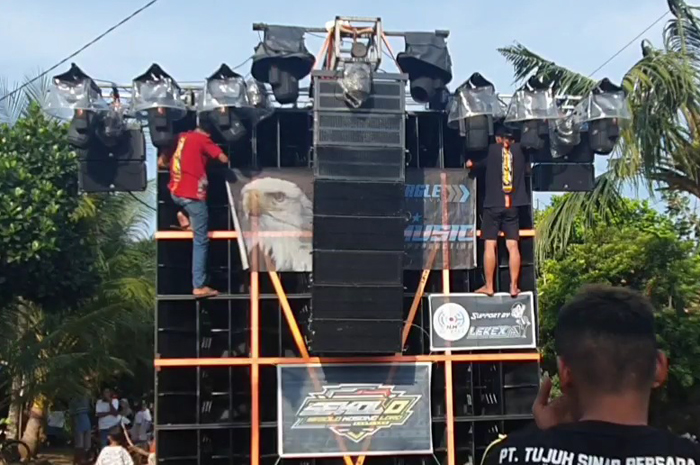 MENGGANGGU WARGA: Salah satu karnaval yang pesertanya membawa sound horeg baru-baru ini.