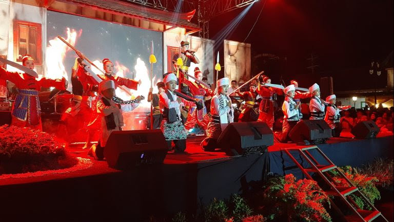 Kisah tentang Perang Kuning ditampilkan dalam bentuk kesenian.