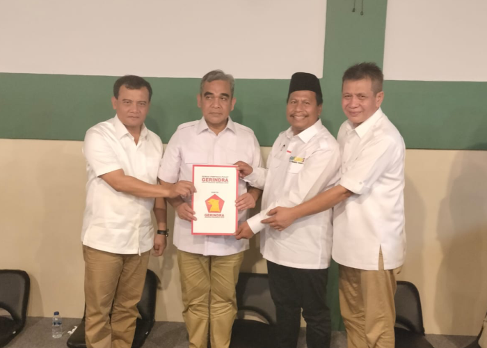 DISERAHKAN: Simbolisasi penyerahan rekomendasi dilakukan oleh Ahmad Muzani kepada Ahmad Lutfi yang dilanjutkan dengan sesi foto bersama dengan Harno.