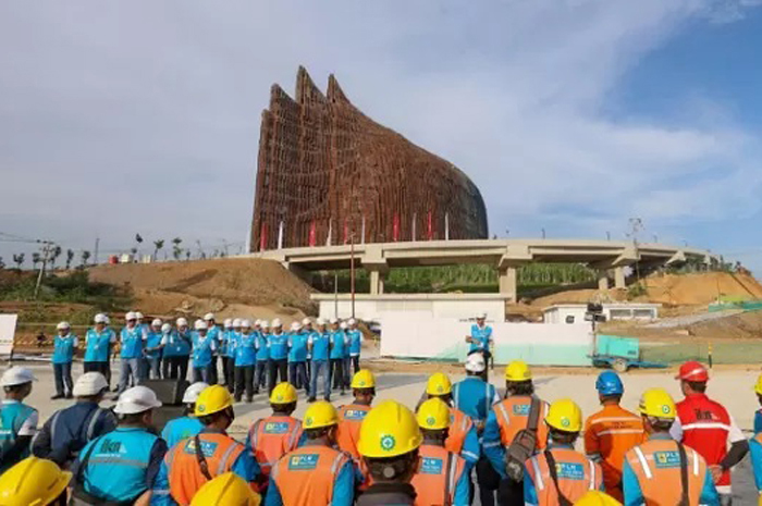 Suasana apel siaga kelistrikan HUT Kemerdekaan Ke-79 RI di Kawasan Inti Pusat Pemerintahan (KIPP) Ibu Kota Nusantara, Jumat (16/8).