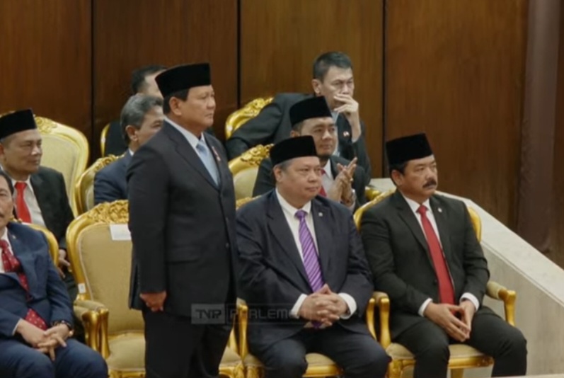 Prabowo langsung berdiri saat disebut Jokowi dalam sidang tahunan MPR DPR DPD RI.