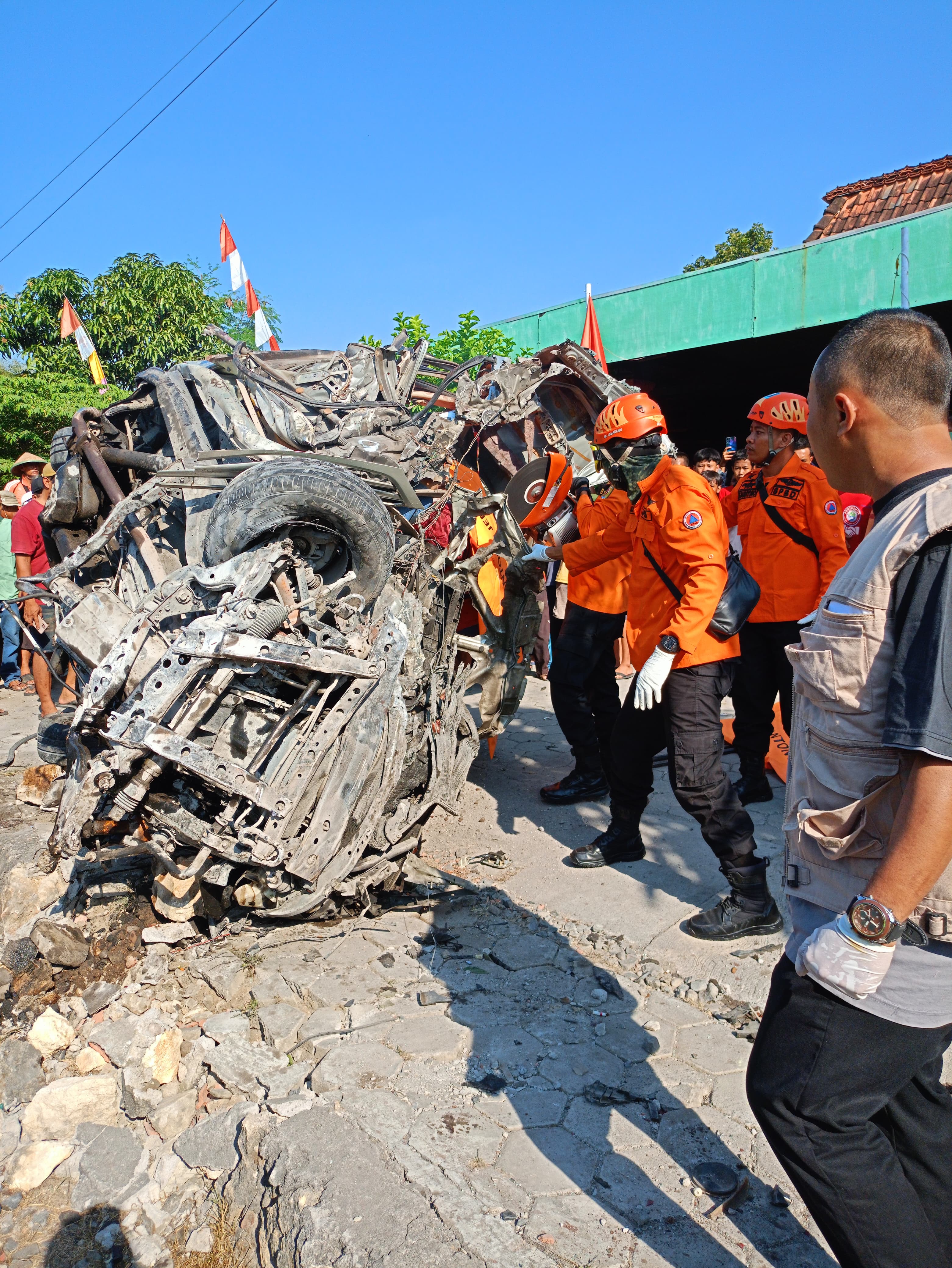 EVAKUASI: Tim reaksi cepat (TRC) BPBD Grobogan saat melakukan evakuasi korban tertemper KA Argo Bromo Anggrek di Desa Tunggak Kecamatan Toroh, Sabtu (17/8).
