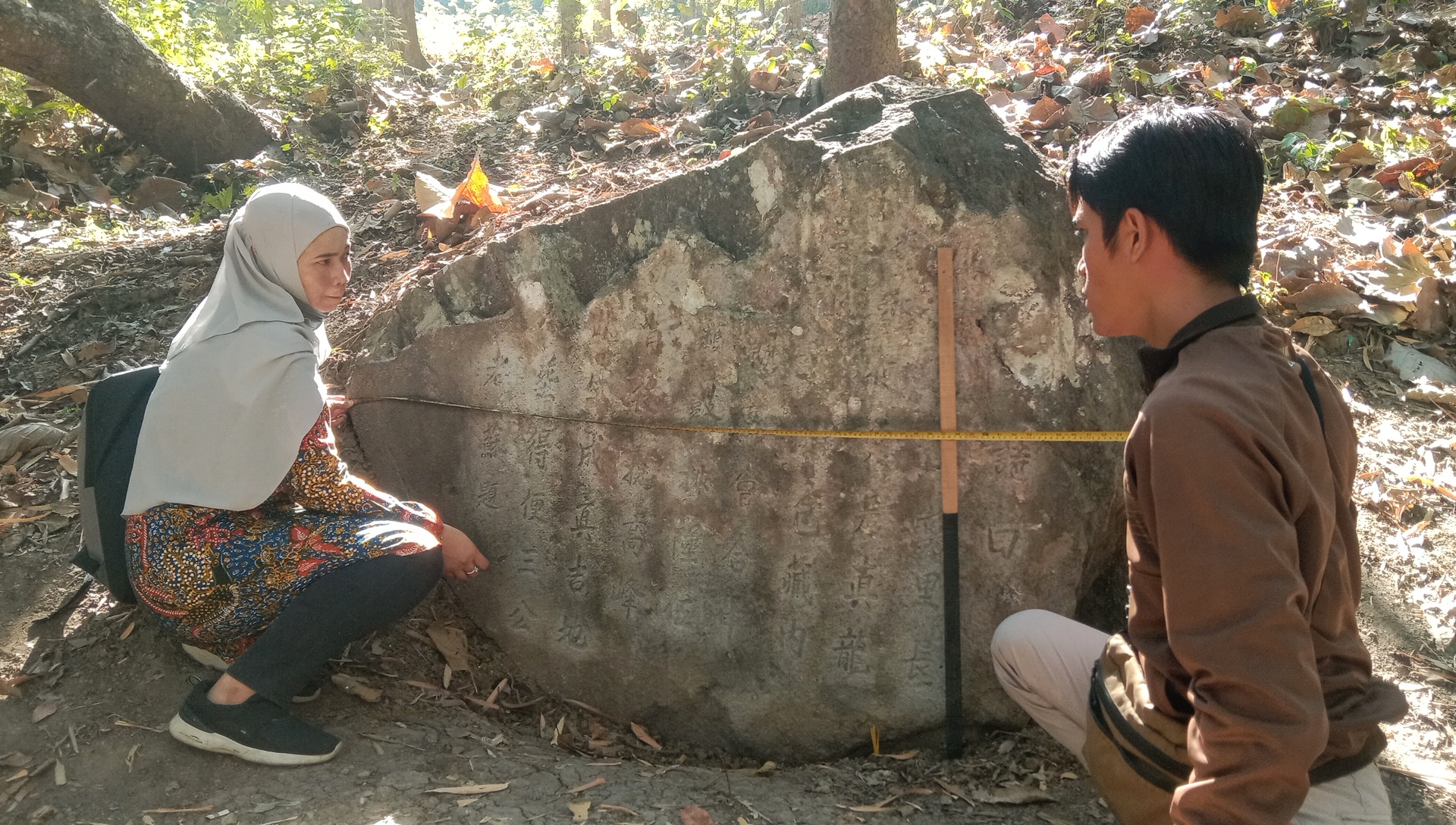 Temuan Prasasti Tionghoa di Pancur Rembang dilakukan pengukuran batu-baru ini
