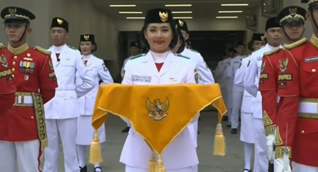 PEMBAWA BAKI: Livenia Evelyn Kurniawan pelajar asal Samarinda, Kalimantan Timur terpilih menjadi pembawa baki dalam Upacara HUT ke-79 RI di Ibu Kota Nusantara.