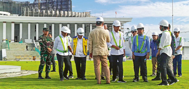 CEK PERSIAPAN: Presiden Jokowi meninjau lokasi lapangan untuk upacara HUT ke-79 RI di IKN, Selasa (5/6). (KALTIM POST)
