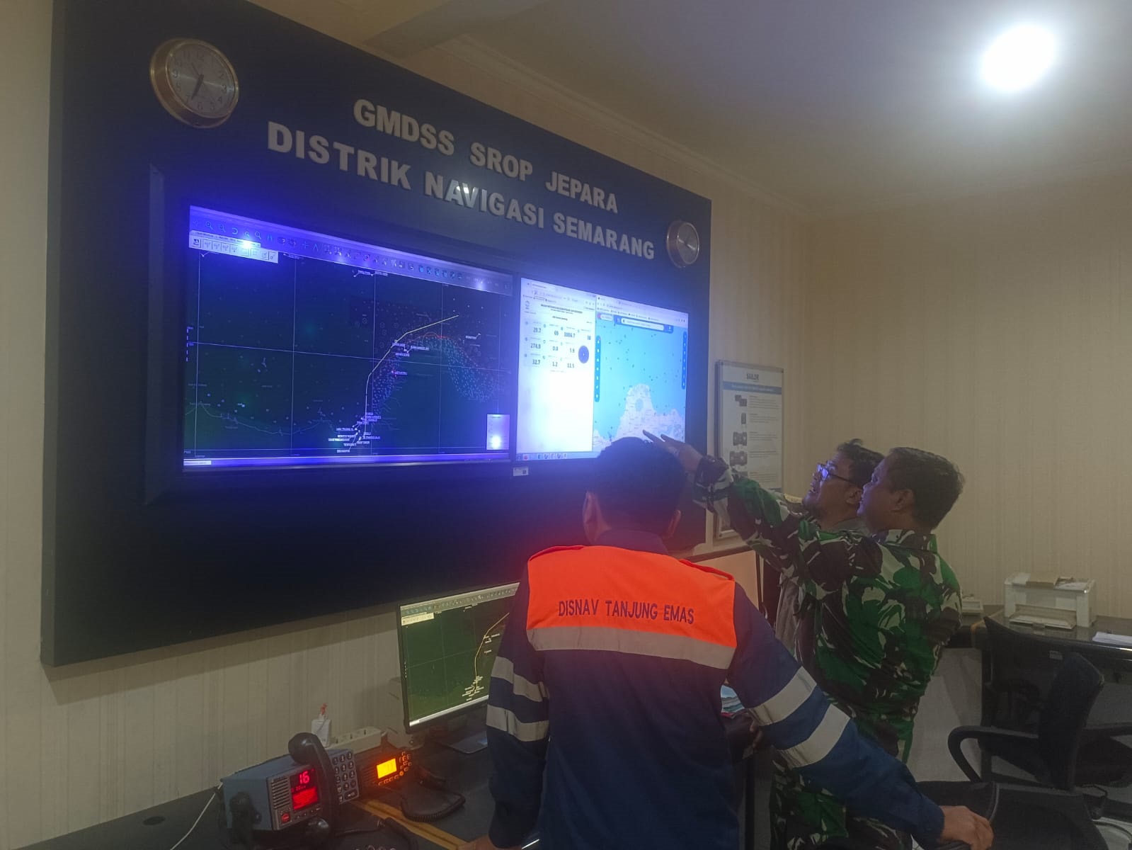 TENGGELAM: Tim dari Stasiun Radio Pantai (SROP) Jepara lakukan pemantauan.  SROP JEPARA UNTUK RADAR KUDUS