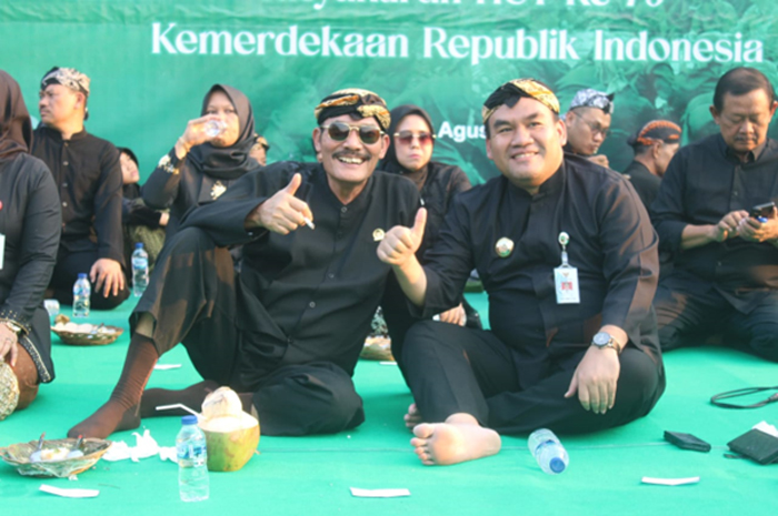 CIPTAKAN RASA DAMAI: Ketua DPC PDIP Blora HM Dasum dan Bupati Blora Arief Rohman foto bersama saat kegiatan gas deso.