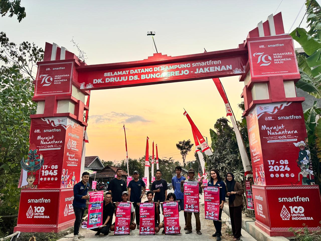 Pemenang lomba berfoto di gapura Smartfren