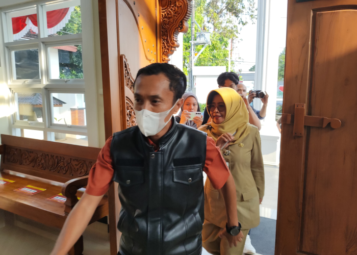 ADA APA: Kadinas Naker Perinkop dan UKM Kudus, Rini Kartika Hadi diperiksa di Kantor Kejari.