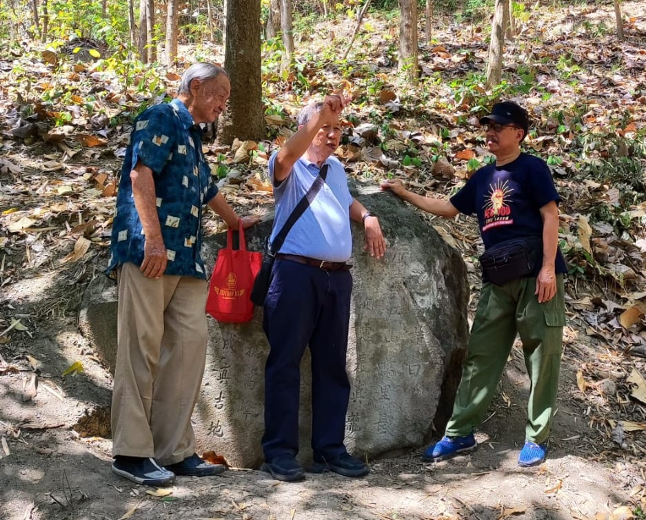 Para penerjemah mendatangi lokasi temuan Prasasti Tionghoa di Desa Warugunung, Pancur, Rembang.
