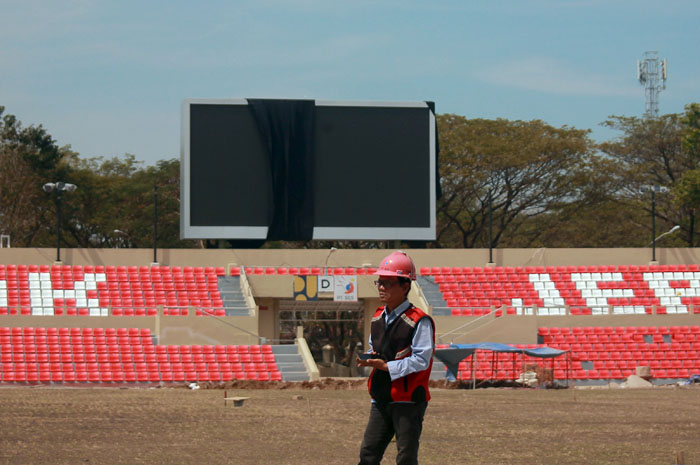 DIKEBUT: Petugas mengecek kondisi Stadion Gelora Bumi Kartini (GBK) Jepara yang tengah direnovasi.
