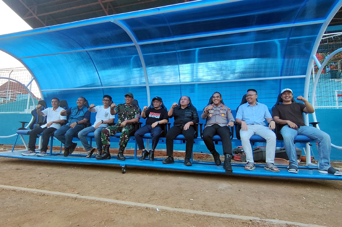 BERBENAH: Pj Bupati Kudus Hasan Chabibie bersama Forkopimda meninjau bench pemain baru di Stadion Wergu Wetan.