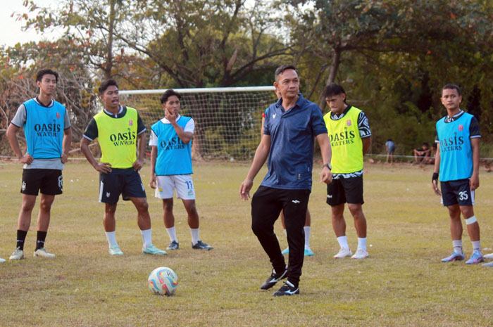 SEMANGAT: Pelatih Persijap Kahudi Wahyu Widodo memberi penjelasan bagi para pemain saat latihan.