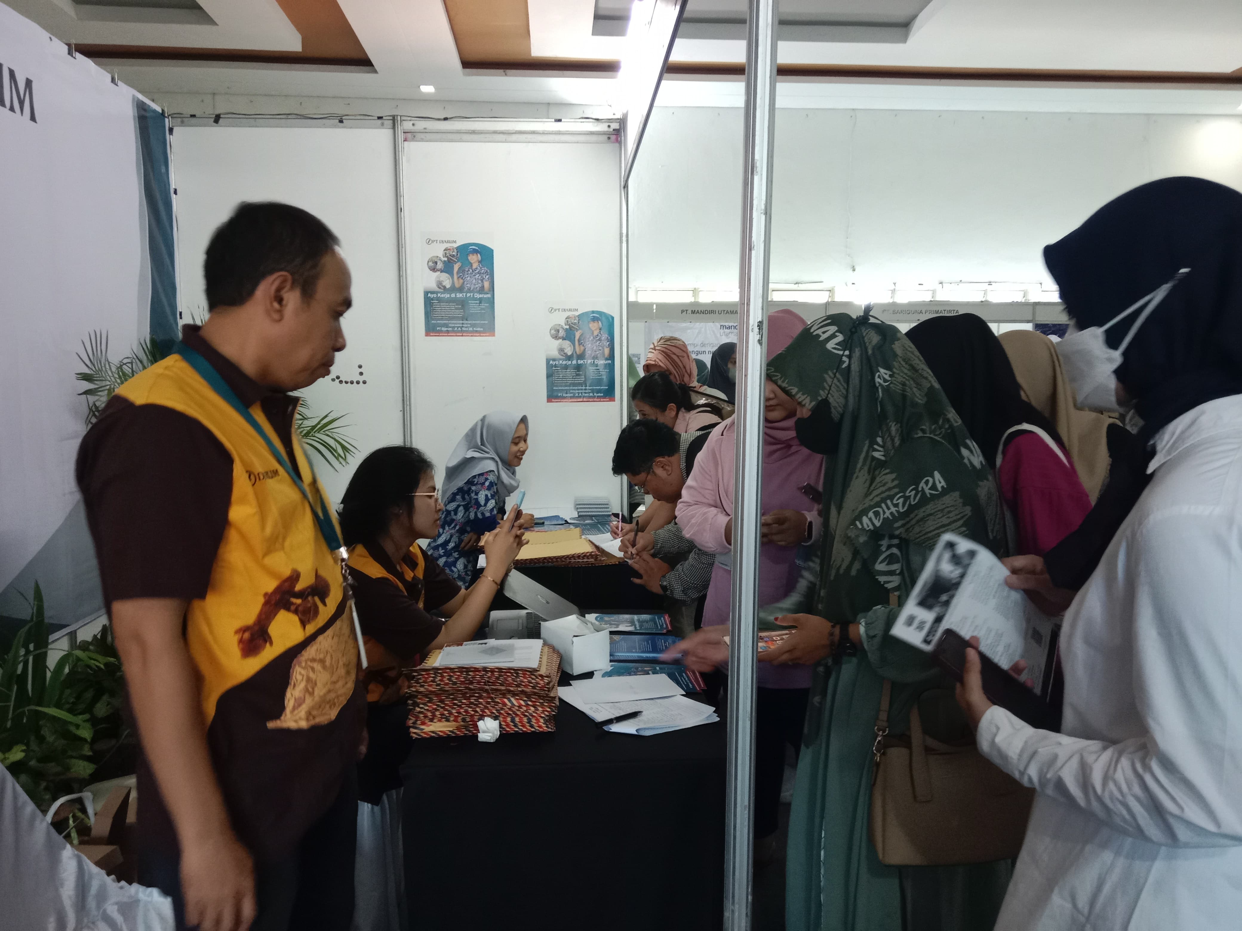 BUKA LOWONGAN: Stand job fair PT Djarum yang butuh banyak karyawan sigaret kretek tangan (SKT) bulan lalu.